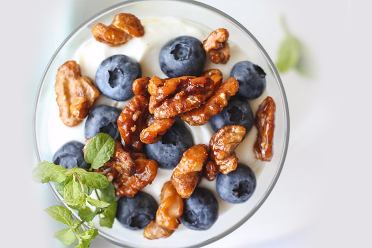 ماست یونانی با گردو و بلوبری